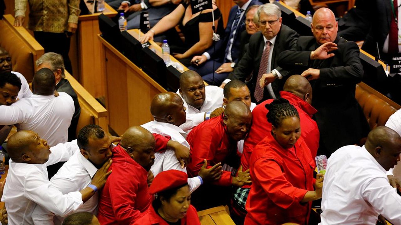 Südafrika: Wüste Prügelei im Parlament