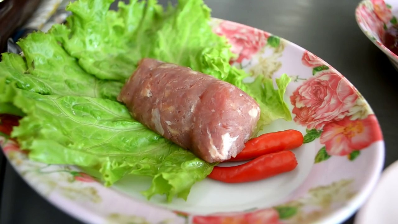 ลาบเลือด Vs. ฝรั่ง (Raw Meat And Blood) ••EAT I...