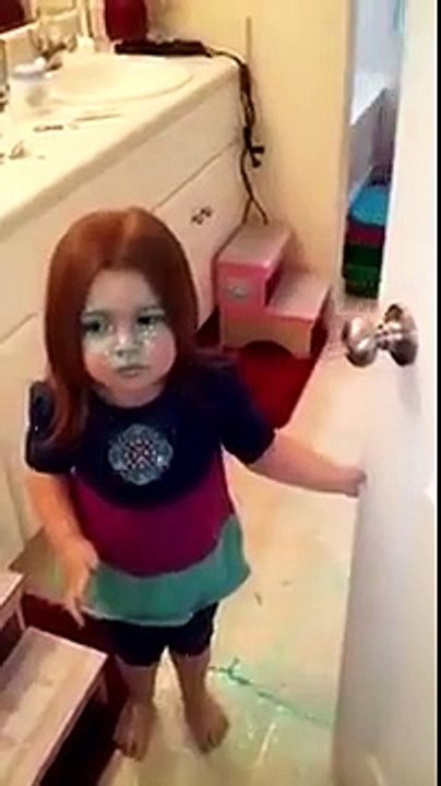 Elle a trouvé les paillettes... Grosse bêtise!!!