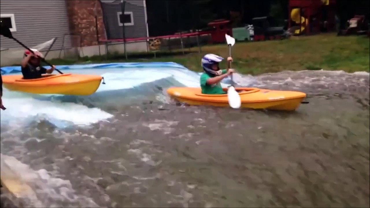 Regardez comment ce papa recrée une rivière pour ses 2 fils et leur kayak...