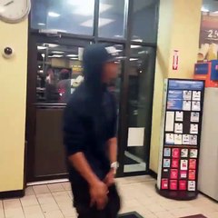 Tellement heureux de na pas etre le père de cet enfant!!!