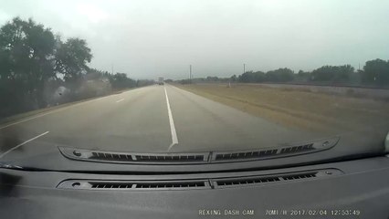 Un conducteur de camionnette s'endort au volant et quitte la route