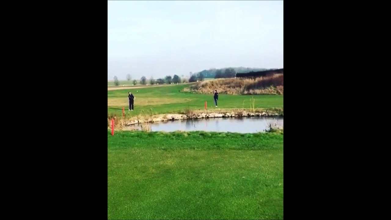 Ce joueur de golf utilise un étang gelé pour réussir un coup génial !