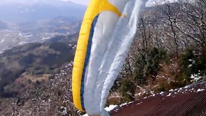 Ce parapentiste rate complètement son décollage.. Direct dans les arbres