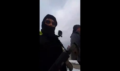 Ils rentrent dans un commissariat cagoulés et armés.