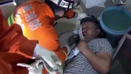 Les pompiers le sauvent : il a son bras coincé dans le trou de la cuvette des WC