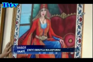 Kütahyalı ressam çiniyle ebruyu buluşturdu