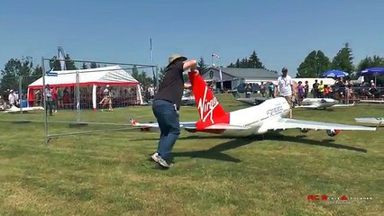 Gerçeğinden Pek Farkı Olmayan Dev Boeing 747-400 Maket Uçağı