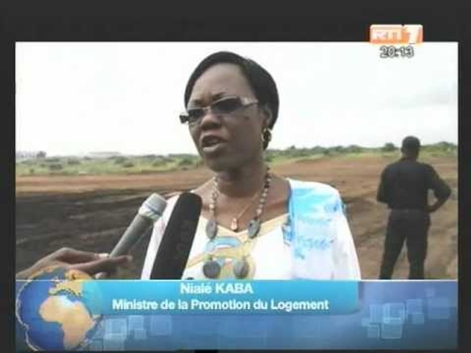 Mme Nialé K., Ministre du logement visite le site de construction des 1ers logements sociaux