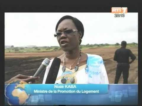 Mme Nialé K., Ministre du logement visite le site de construction des 1ers logements sociaux