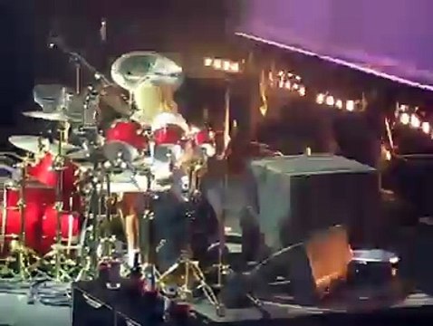 Voici le fils du batteur des Foo Fighters... Tel père tel fils!