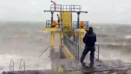 Şiddetli Fırtınada İskeleden Okyanusa Atlayan Çılgın İkili