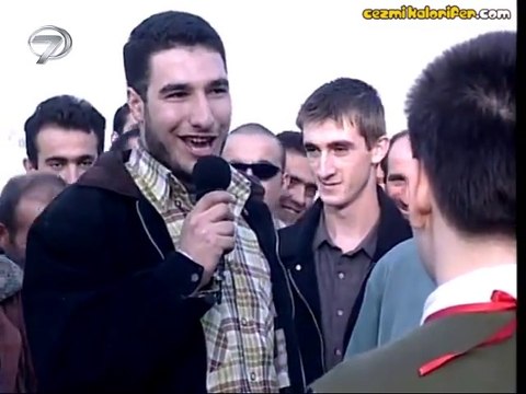 Gülmemek İçin Yemin Etmiş Değişik Hanım Kızımız ve Onu Güldürmek İçin Çeşitli Abukluklar Yapan Halkımız