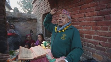 Devotos nepalíes festejan el último día del festival Madhav Narayan