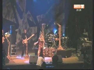 Culture: Dobet Gnahoré, chanteuse, danseur, percussionniste était l'invité du plateau du JT