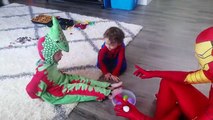 Пасхальный сюрприз яйца! Ironman, человек-паук и Динозавр Мальчик открыт Superhero HOT WHEELS