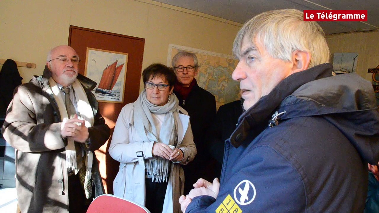 Ile-aux-Moines (56). La secrétaire d'Etat au Commerce visite le chantier du Guip