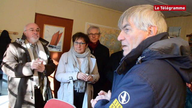 Ile-aux-Moines (56). La secrétaire d'Etat au Commerce visite le chantier du Guip