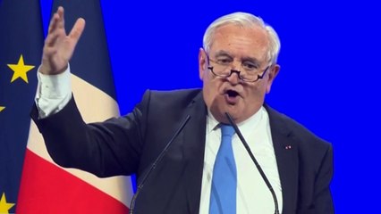 Jean-Pierre Raffarin fait siffler les journalistes au meeting de François Fillon