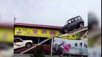 De locos: el peligroso juego de equilibrio de dos jeeps