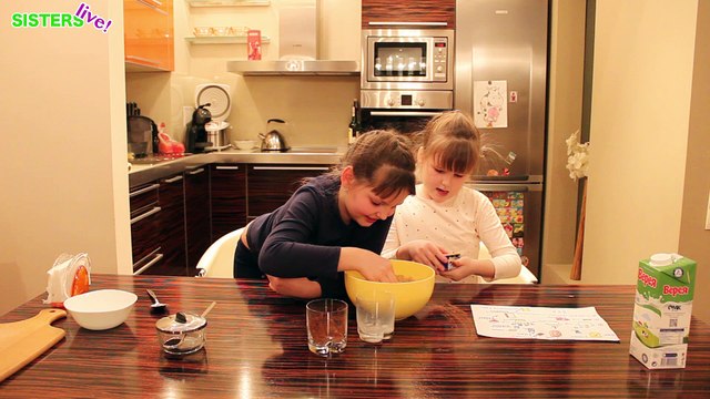 Готовим вкусный десерт. Очень вкусно и весело!