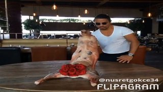 El chef 'Salt Bae' revoluciona las redes bailando con un cerdo muerto