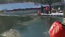 Ce héro plonge dans ce lac gelé pour sauver un chien