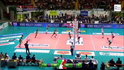 Un joueur de volley mis KO par son adversaire...