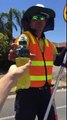 Il donne des boissons aux ouvriers de la route sous 40° !!