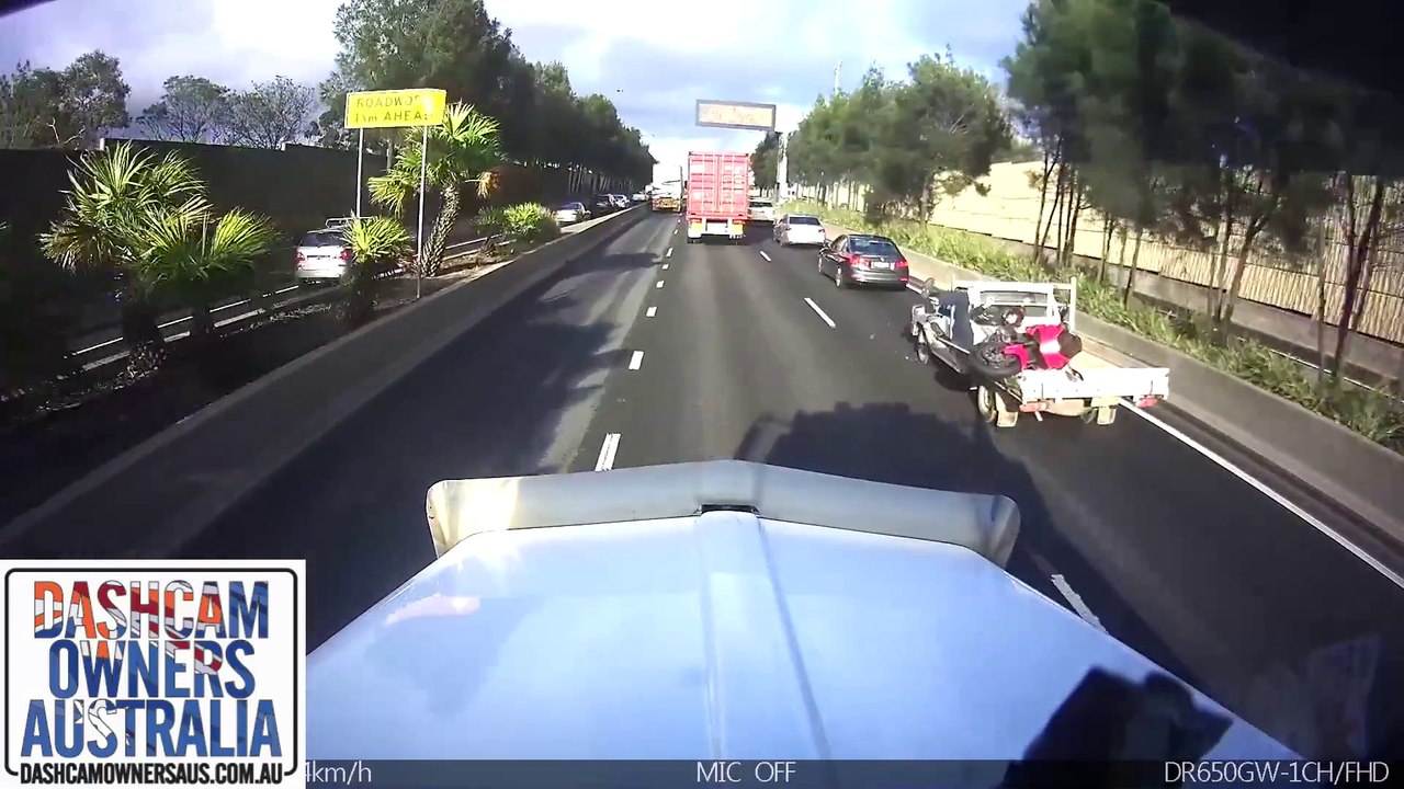 Ce motard termine dans un camion avec sa moto !! Fais gaffe !