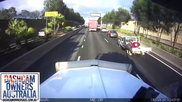 Ce motard termine dans un camion avec sa moto !! Fais gaffe !