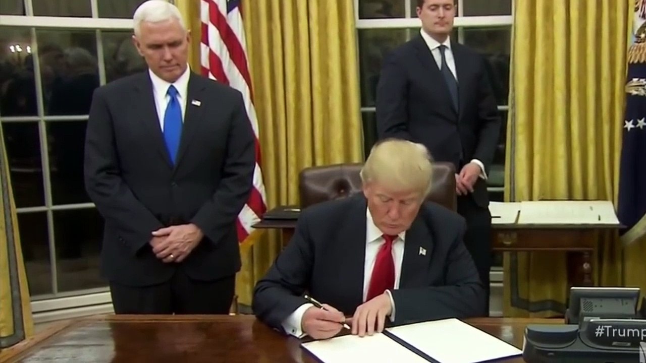 Las empresas deben sopesar las consecuencias de irse ante la presión de Trump