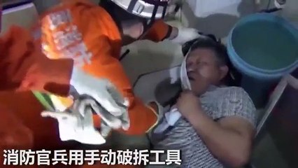 Les pompiers le sauvent : il a son bras coincé dans le trou de la cuvette des WC