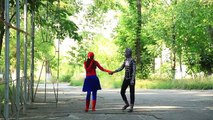 Kırmızı Örümcek Kız ve Siyah Örümcek Adam - süper kahraman komik romantik hikaye - Arı Sokması