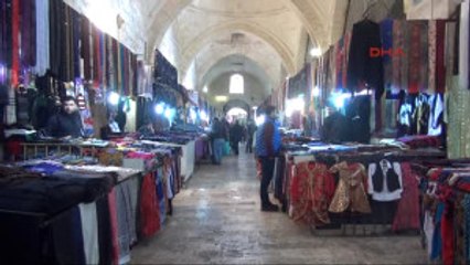 Şanlıurfa Esnaflar Cuma Namazında Tezgahlarını Örtüyle Kapatıyor