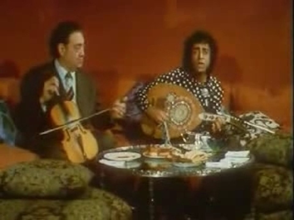 Enrico Macias chante "à la pêche aux moules"