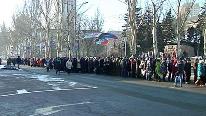 Κοσμοσυρροή στην κηδεία ηγέτη των φιλορώσων αυτονομιστών στο Ντόνετσκ