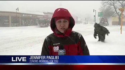 Une journaliste météo perturbée par un Yéti durant son direct