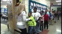 یہ ٹیچر ہر ایک طالبعلم سے مختلف انداز میں ہاتھ ملاتی ہے The teacher shaking hands in different ways to each student