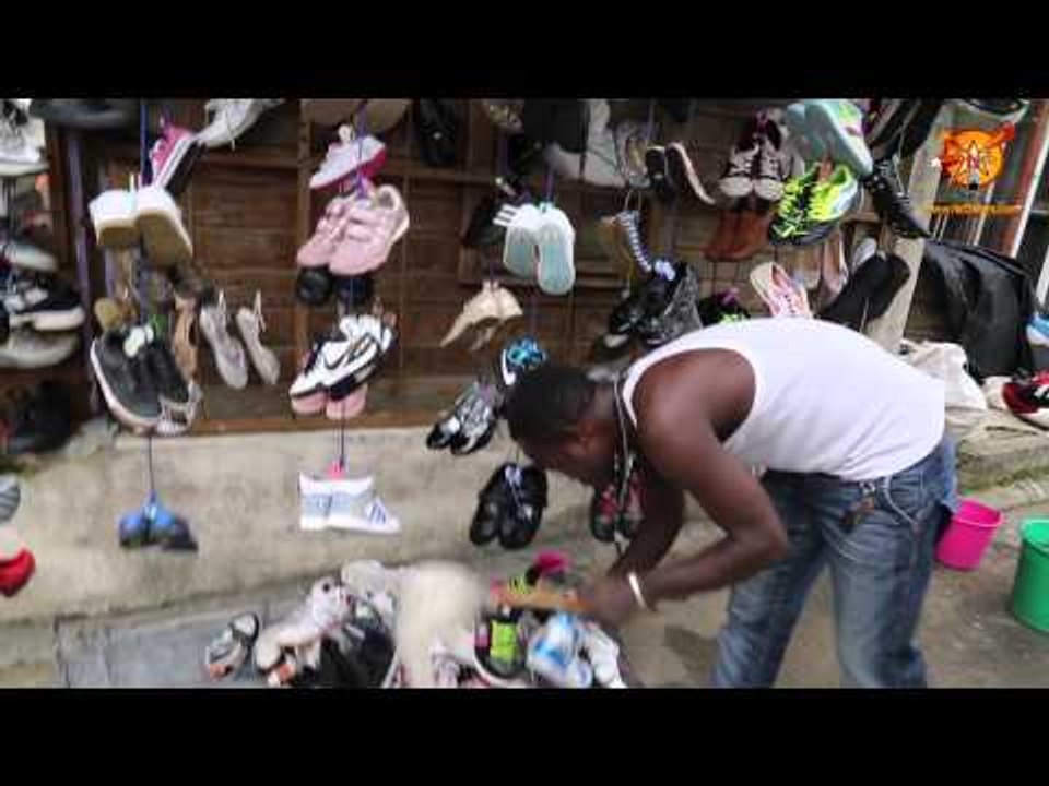 LES VENDEURS DE CHAUSSURES  DOMOLOTISÉS