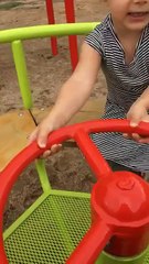 OLI jugando mientras Pedro hace una nota - 10 de Febrero