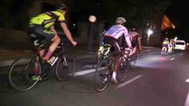 Una carrera ciclista nocturna recorre el Johannesburgo más peligroso