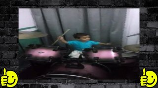 Menino de 2 anos tocando bateria