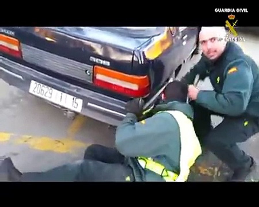 شاهد ماذا أخرجوا من هذه السيارة