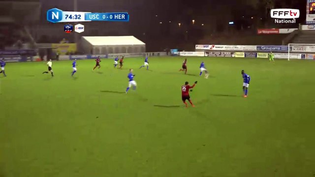 Très grosse occasion, le but était vide mais la tête passe au dessus