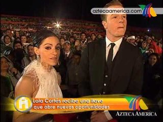 Gavito le entrega la cajita roja a Lola Cortes