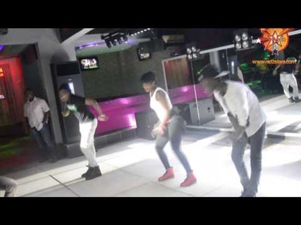 TNT Contamine le public du PINK CLUB avec sa danse LOVE YA