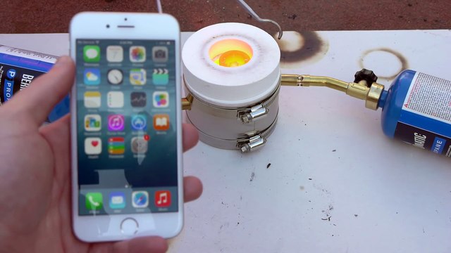 Pouring Molten Aluminum Over An iPhone 6