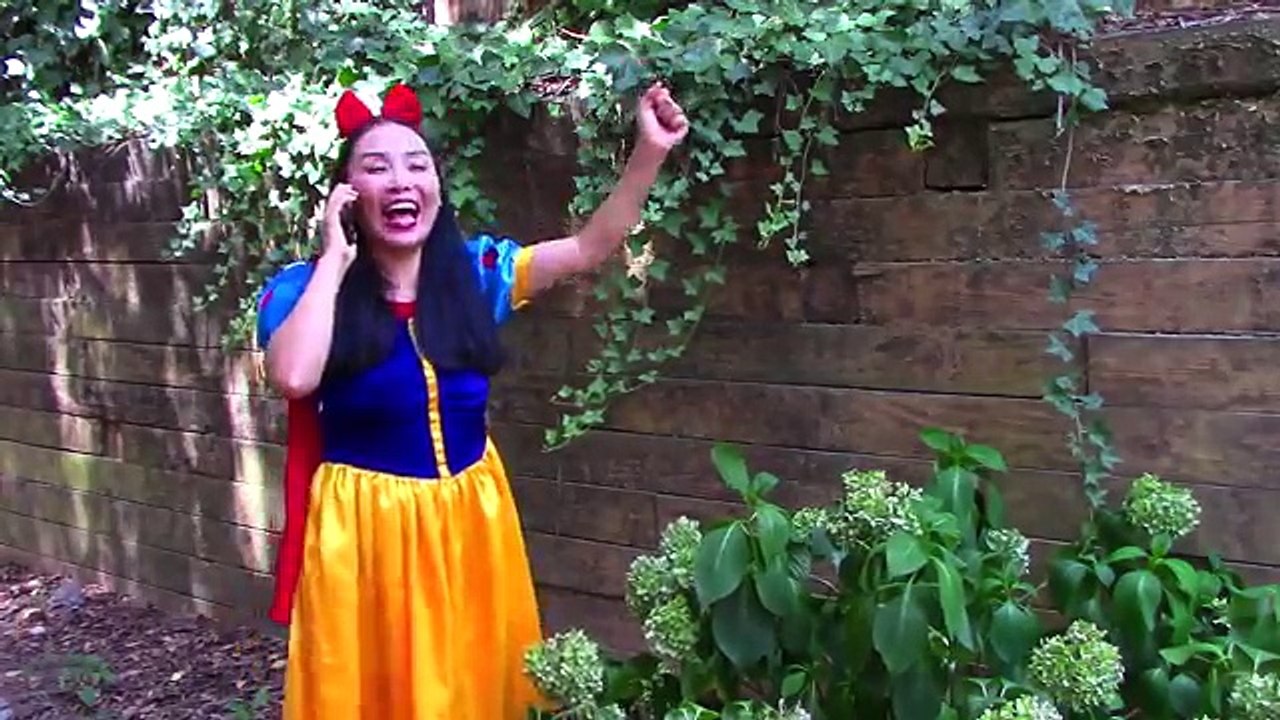 Spiderman loses his head w/ Frozen Elsa, Snow White, Maleficent funny superhero video