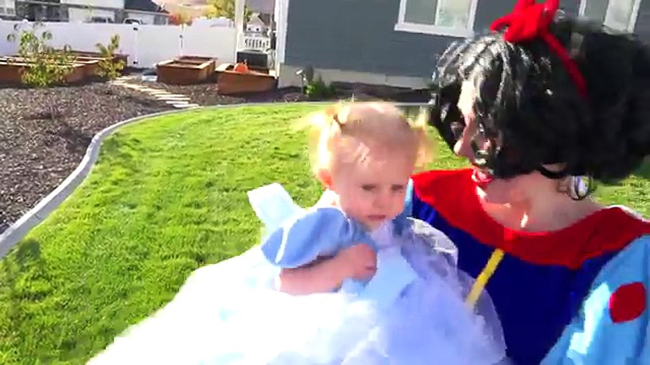 BAD Baby Food FIGHT!! Jokergirl and Harley Quinn vs spiderman and Elsa w/ cute baby cinderella!!